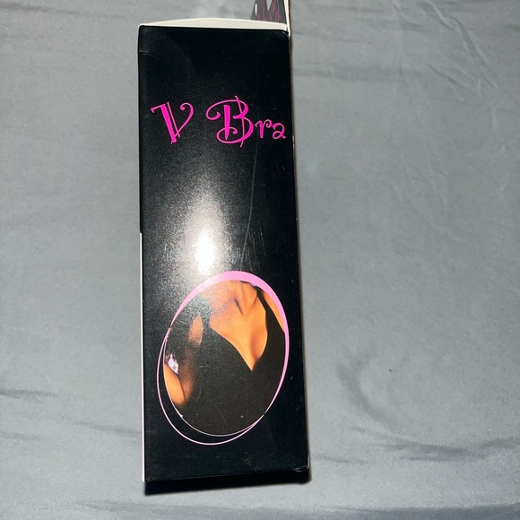 This deep V mid back bra. Suggest someone with maybe 32-34 B. To small for 36C - Picture 5 of 9